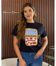 CAMISETA NEGRA SARDINA/TOMATE